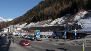 Der Bahnhof in St. Anton ist noch sehr neu und ist sehr zentral gelegen.
