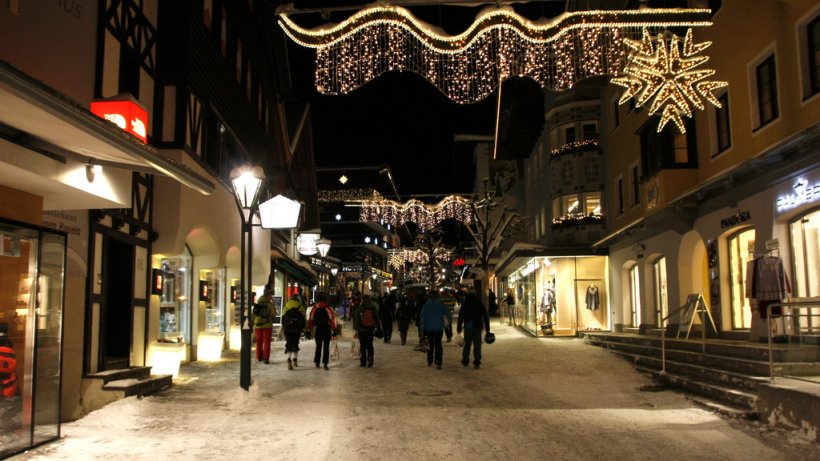 Hier geht´s ganz schön ob: Die Fußgängerzone in St. Anton am Arlberg.